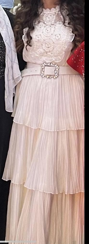 Женская одежда: Ağ rəngli zərif qadın donu - Model: qısa qol, A-kəsimli, çoxqatlı — 5