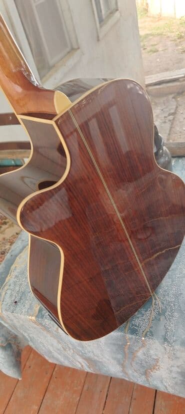 гитара со звукоснимателем: Bu akustik gitara tünd qəhvəyi rəngli taxta korpusa malikdir. Gitara — 4