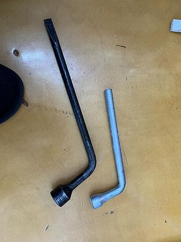 Mexaniki əl alətləri: Teker acari zavod mawinin ustunde gelendi 10 azn
Buksurlar 5 azn — 3