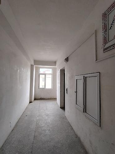 Paltar tikişi: Geniş və zövqlü tərtibatlı mənzil interyeri. Girişdə mərmər naxışlı — 5