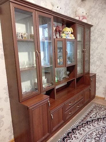 xurustal qab: Klassik üslubda qonaq otağı üçün böyük divar mebeli. Tünd qəhvəyi ağac — 1