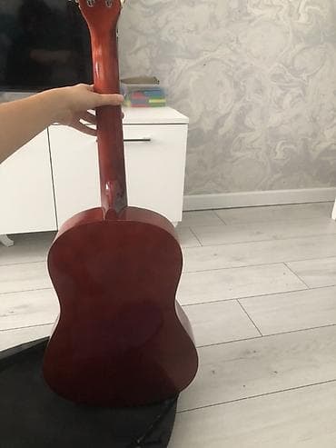 bts çanta: Klassik akustik gitara + yumşaq çanta Gitara yenidir və cızığı rəng — 6