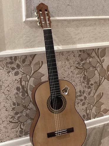 Klassik akustik gitara - Korpus: təbii ağac, klassik rezonans deşiyi