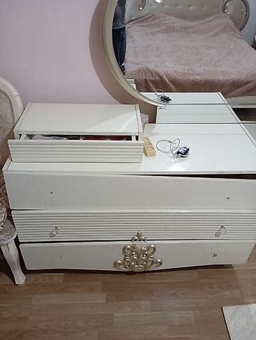 Klassik üslubda ağ rəngli yataq otağı mebel dəsti Tərkibi: - Güzgülü — 1