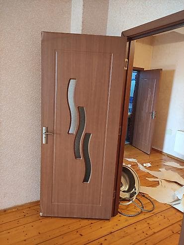 Taxta teksturalı, qəhvəyi rəngdə otaq qapısı. - Material: MDF/laminat