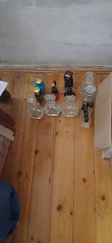 Müxtəlif formalı və ölçülü boş ətir şüşələri. Şəffaf şüşədən — 3