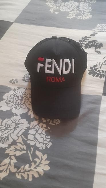 Fendi “ROMA” şlyapası – qara rəng, ön hissədə ağ və qırmızı rəngli 3D