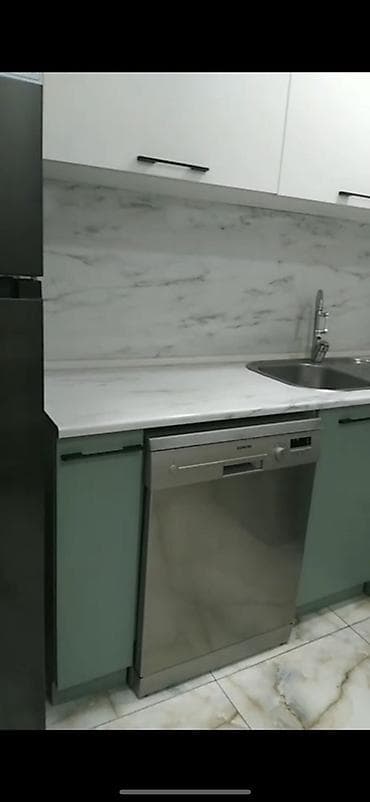 şkaf kuxna: Mətbəx mebeli üstü ağ, aşağıı açıq yaşıl rəngdədir. Ətraflı məlumat — 4