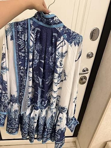 Mavi-ağ rəng palitrasında, etnik-floral printli dizüstü don. - Model — 2