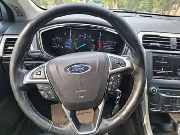 qubada ucuz avtomabiller: Ağ rəngdə Ford Fusion sedanı. Bu avtomobilin salonda rahat — 7
