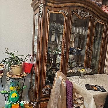 Klassik qonaq otağı dəsti - Vitrin şkaf: Taxta karkas, qoz rəngində — 1