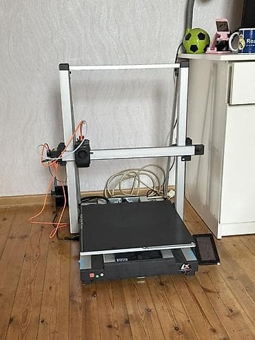 iphone 2 ci el: 3D printer. Açıq karkaslı konstruksiyaya malik 3D printerdir. Qurğuda — 1