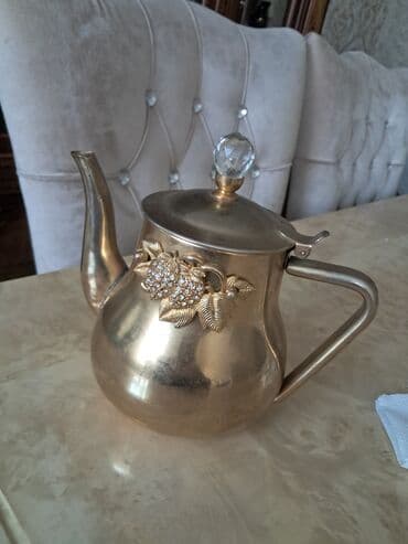 Qızılı rəngli dekorativ çaydan - Material: metal korpus, parlaq