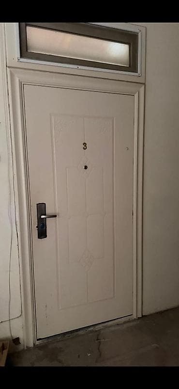 giris qapi: Ağ rəngdə giriş qapısı - Material: metal karkaslı, üzəri dekor — 1