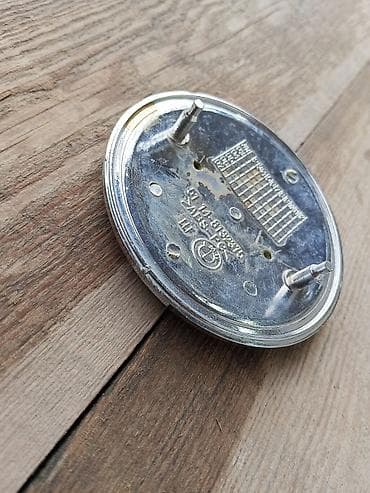 Şin və təkərlər: BMW kapotu üçün nişan/emblem - Rəng: qara fonda qızılı konturlar və — 2