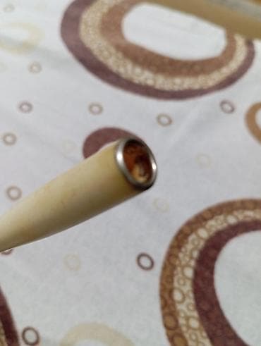 qelyan icare: Məhsul: Siqaret ucu (ehtimalən südlü-ağ akril/selüloid materialdan) — 2