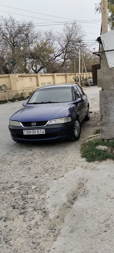 volkswagen tiguan 1 4: Opel sedan – tünd mavi rəngdə, 4 qapılı. Xarici: - Tünd mavi kuzov — 5