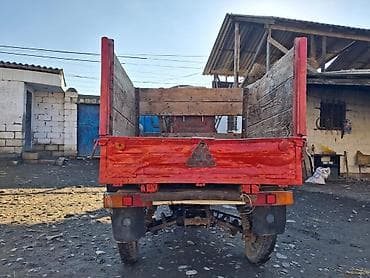 Yükdaşıma üçün üçtəkərli motoaraba - Korpus: qırmızı rəngdə, taxta