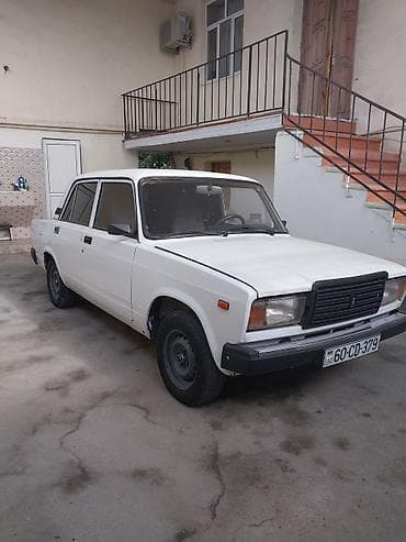 2107 şit: VAZ Lada 2107 sedan - Kuzov: 4 qapılı sedan, ağ rəng - Nömrə: AZ — 2