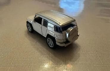 at oyuncaqlari: Ağ rəngli metal oyuncaq ofroud SUV maketi. - Material: die-cast metal — 5