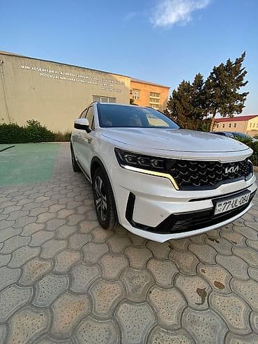 2107 farası: Kia Sorento – ağ rəngli, yeni loqolu kuzov. Geniş və müasir 7 yerlik — 4