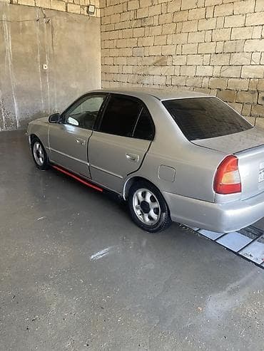 Hyundai Accent: 1.6 l | 2002 il Sedan