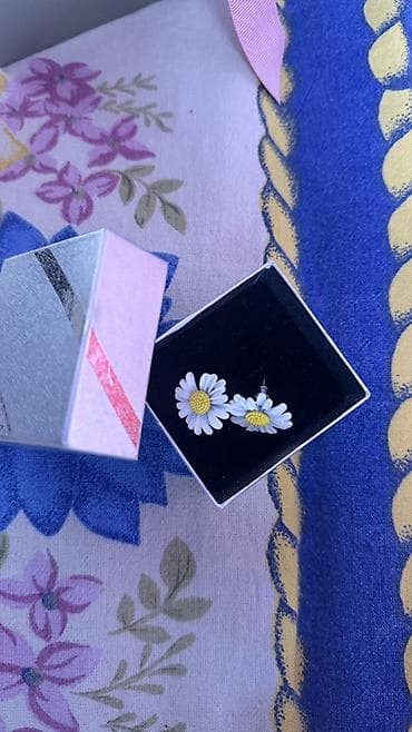 prada çanta: Qadın sırğaları seti - Üç cüt sırğa bir yerdə: 1) Çəhrayı ürək — 2