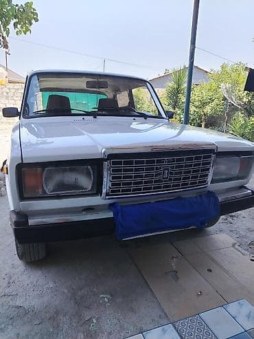 VAZ 2107, ağ rəng Xüsusiyyətlər: - Kuzov: sedan, klassik “07”