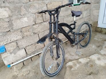 dart: Tam asqılı qara rəngli dağ velosipedi, müxtəlif yol şəraitində rahat — 2