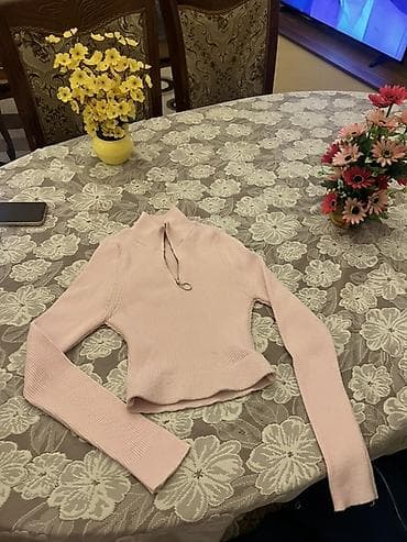 Sviterlər: Çəhrayı rəngli, uzunqol sviter. Sviter şaquli zolaqlı toxunma — 1