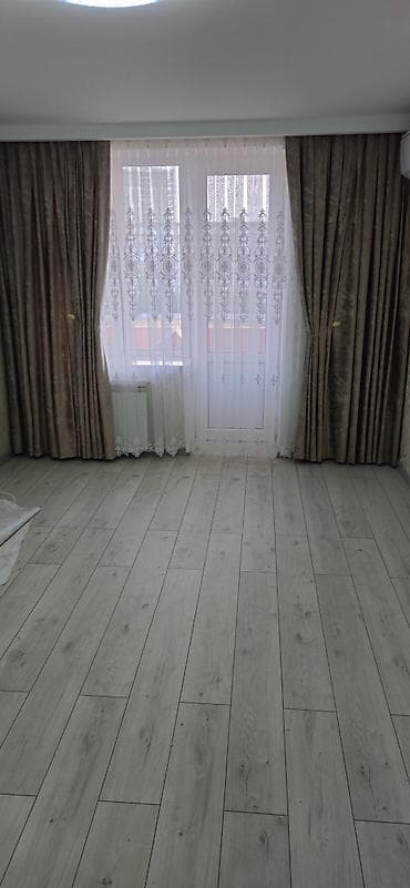 Qəhvəyi rəngli qalın pərdələr və ağ rəngli şəffaf tül pərdələr otağa