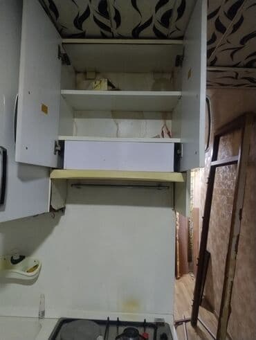 metbex mebli: Taxtadan hazırlanmış, yuxarı hissəsində qapıları şüşəli olan mətbəx — 4