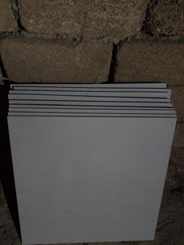 islenmis metlax: Döşəmə üçün istifadə edilən bu kvadrat formalı boz rəngli metlax — 2