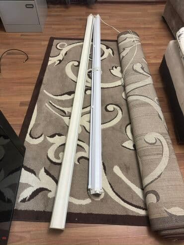 Bu iki ağ rəngli pərdə rayı evdə və ya ofisdə pərdələri Kinoya baxmaq