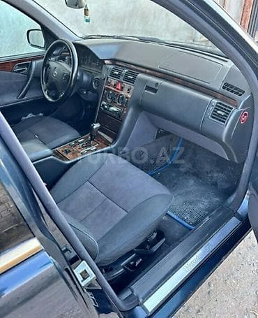 bmw e60 m: Mercedes-Benz E 220: 2.2 l | 2000 il Sedan — 6