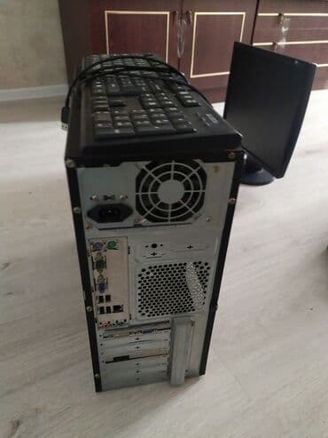 komputer monitor satilir: Masaüstü kompüter seti Tərkib: - Samsung LCD monitor (təxminən 19" – — 3