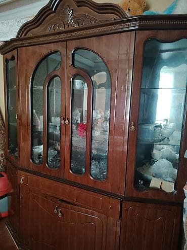 bufet: Qoz ağacından hazırlanmış servant. Mebelni rəngdədir. Hündürlüyü 2.20 — 2