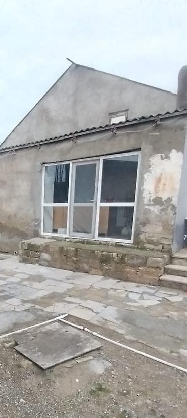 Pencere satılır yerdən qoyulan pəncərədi ortada qapı var yanlari isə