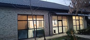 QALA Restoran – geniş və işıqlı zalı, rahat oturma qrupları və bar