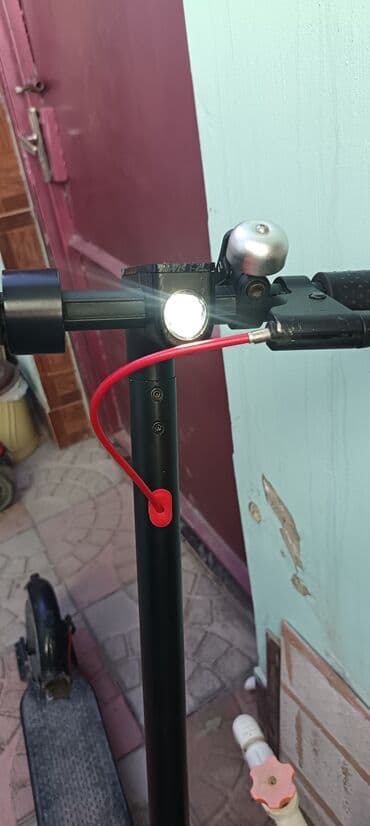 elektrik samokatlar: Elektrik skuter - Qara rəngdə, şəhər üçün komfortlu dizayn - Ön və — 4