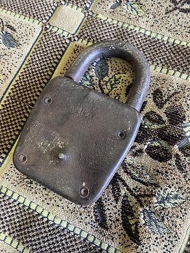 Qapı zamokları: Dəmir korpuslu ağır asma qıfıl və orijinal açarı dəst şəklində — 3