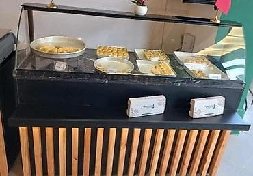 Quru vitrin üstü qara mermerden. Arxası şkaf qapılarnan. Ölçüsü
