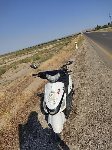 moto n50: Skuter – XRoad, ağ/qara rəng Texniki xüsusiyyətlər və detallar: - — 2