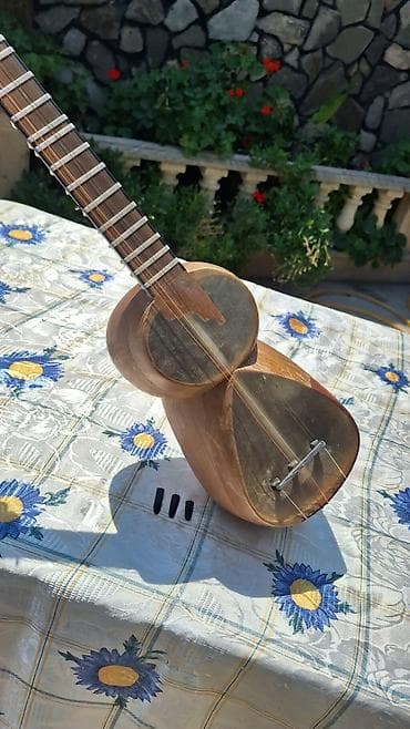 Məhsul: Azərbaycan tarı Təsvir: - Milli simli–mizrablı musiqi aləti