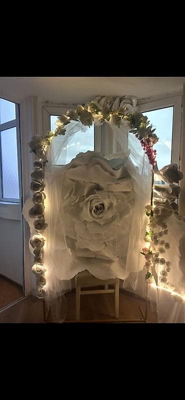 tuk token maska: Dekorativ güllü arka və fon kompozisiyası - Şənlik və tədbirlər üçün — 1