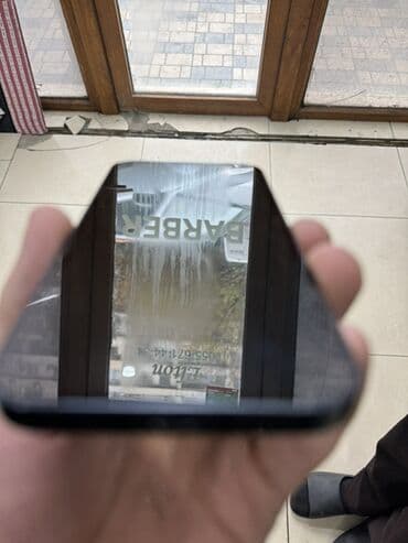 телефон fly e: Məhsul: Smartfon (qara rəng) Xüsusiyyətlər və dizayn: - Düz kənarlı — 1