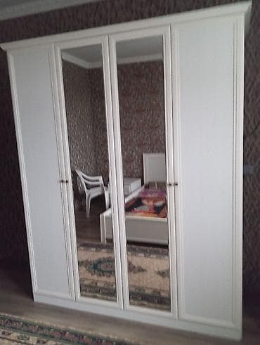 ağ şkaf: Ağ rəngdə, klassik dizayna malik dörd qapılı paltar şkafı. Orta — 1