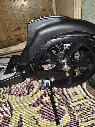16 şam disk: Qatlanan skuter satılır. Skuter qara rəngdədir və şəhərdaxili qısa — 3