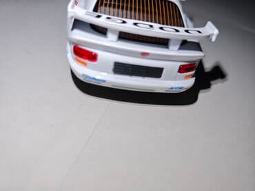 1 43 modelka: Ağ rəngli diecast "Dodge Viper" modeli, qırmızı ilan emblemi və — 7