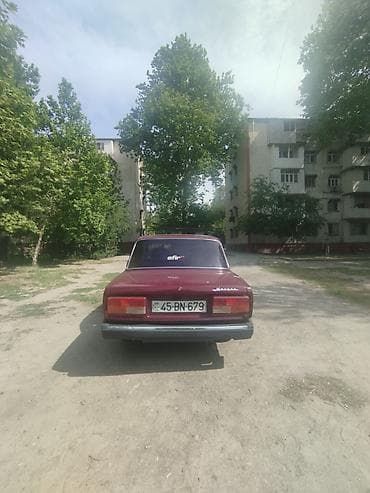 VAZ 2107 sedan - Kuzov: 4 qapılı sedan, tünd bordo rəng - Mühərrik